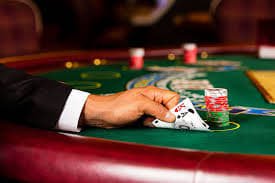 Live roulette wheel spinning at topqq studio