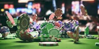 topqq platform showing live blackjack table and sportsbook markets side-by-side